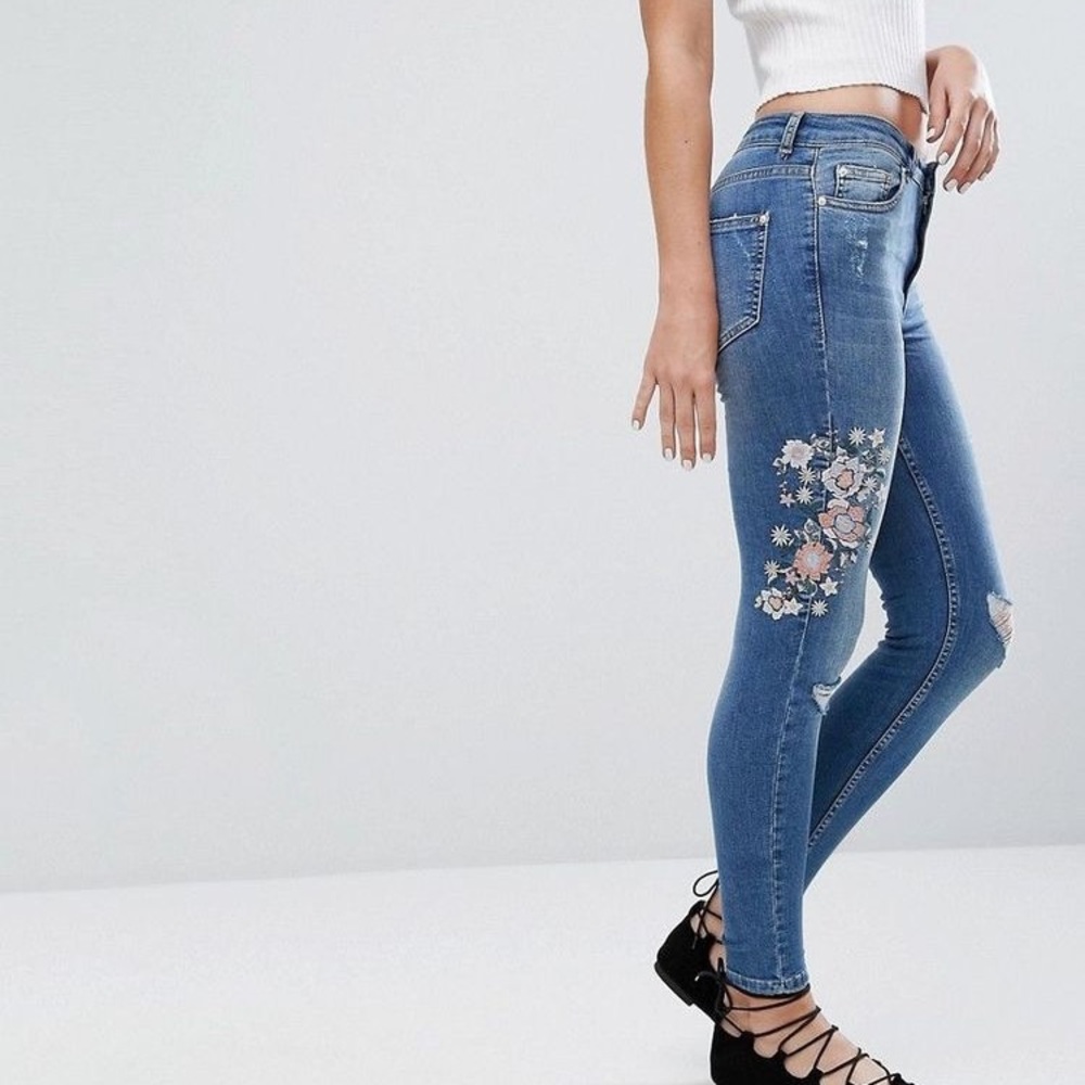 Jeans w embroidered flowers!